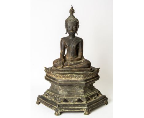 SEHR GROSSE FIGUR DES BUDDHA MARAVIJAYALaos, Luang Prabang. zweiteilig, 17. Jh.88 x 64 x 40 cm, Gewicht: 40,85kgBuddha Maravi