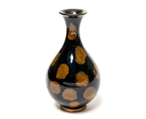 VASE MIT YAOBIAN-ROSTFLECKEN-GLASUR China, Keramik, möglicherweise Song-DynastieD: 10,5 cm, H: 19 cmCHINESE YAOBIAN RUST SPOT