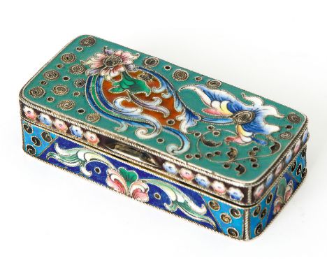 SILBERNE TABATIERE MIT CLOISONNÉ-EMAILLERussland, Moskau, 1908-1917Meistermarke „MZ“ in kyrillischen Lettern, wohl Mikhail Zo