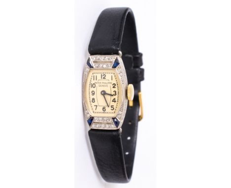 PATEK PHILIPPE PLATIN DAMENUHR MIT BRILLANTEN UND 4 SAPHIREN Werk Patek Philippe, Gehäuse: Eszeha2,5 x 1 cm, Gewicht: 11,81gP