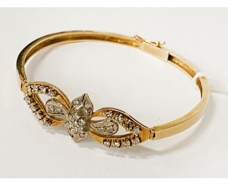 18CT GOLD &amp; DIAMOND BANGLE TOTAL APPROX 1CT - APPROX 17.40 GRAMS