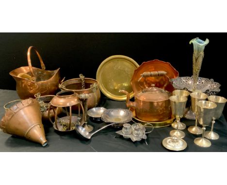 Copper and plated ware - Two graduated hanging cauldrons, copper scuttle, repurposed planter, lamp, copper kettle; a 19th cen