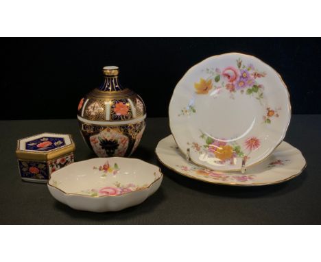 Royal Crown Derby - 1128 Imari vase, date code 1927,  posies trinket dish etc,  1298 hexagonal box and cover  (5) 