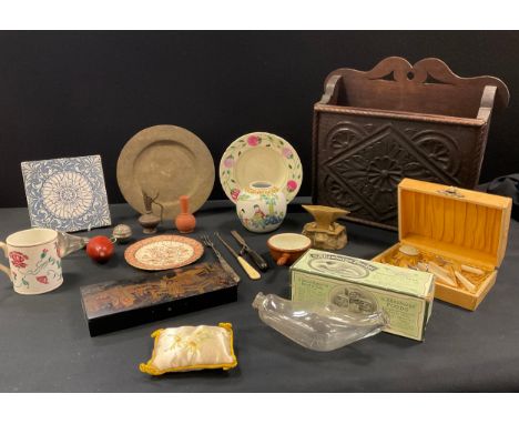 A carved oak magazine rack, Japanese lacquered scribes box, miniature brass anvil, marked 16.7.1923-30.9.1925, Co G M A, Lill