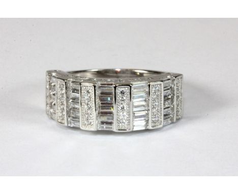 .925 Silver ring set with baguette and brilliant cut stones (Q)