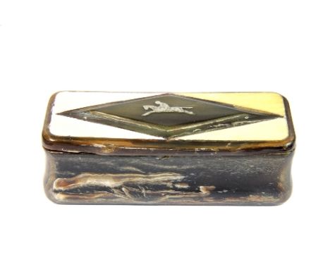 An interesting carved horn snuff box with white metal inlay of race horse and rider (7.5 x 3.5 x 2cm)