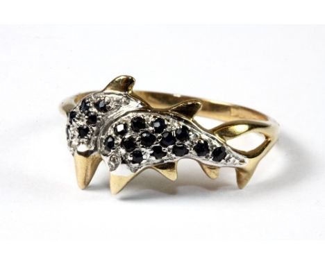 An unusual 9ct gold 2 dolphin ring set with sapphires (Q.5)