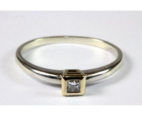 9ct white gold and yellow gold diamond solitaire ring  (T)