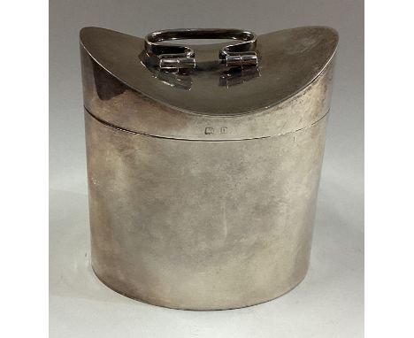 A silver tea caddy with hinged lid. Birmingham 1907. By William Neale. Approx. 140 grams. Est. £120 - £150.