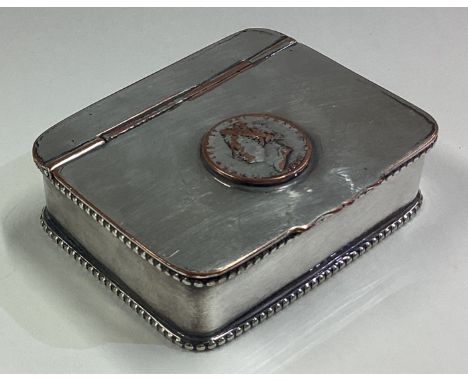 An Old Sheffield Plate silver snuff box with hinged cover. Est. £20 - £30.