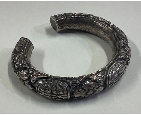 A heavy Chinese silver bangle. Approx. 66 grams. Est. £60 - £80.