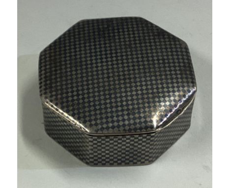 A French silver and Niello snuff box with hinged lid. Approx. 31 grams. Est. £30 - £40.