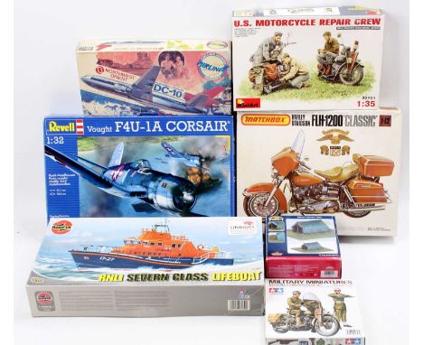 A collection of 7 mixed scale model kits with examples including a Matchbox 1/12th scale Harley Davidson FLH-1200 Classic, a 