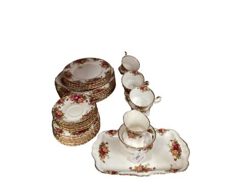 Royal Albert Old Country Roses tea and dinner service - 35 pieces