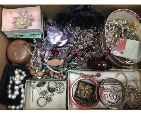 Costume jewellery and bijouterie including vintage brooches, simulated pearls, various other bead necklaces, wristwatches and