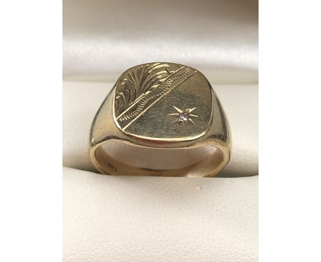 9ct Gold Signet ring with star design and inset diamond siz 'R' approx 8.5g