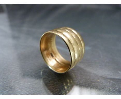 9ct Gold ring with three ring circular pattern. Total weight approx. 7.6g