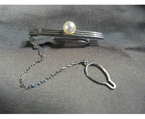 14K White Gold approx: 40mm x 4.65mm 3 bar Gents Tie Clip by WAKO, set with an approx: 6.35mm Cultured Pearl 4.3g