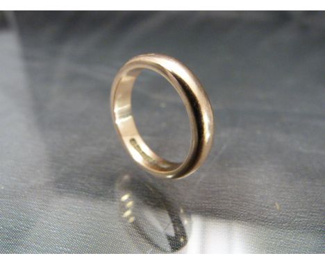 9ct Gold mens wedding ring. Total weight approx 7.2g