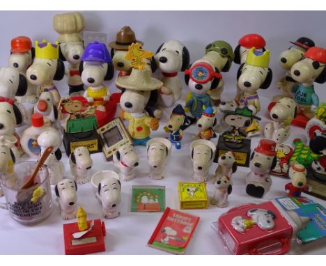 SNOOPY PLASTIC MODEL FIGURES, a good assortment and a Nintendo game and watch small console (Snoopy Tennis)