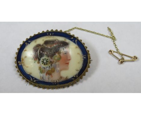 Victorian gilt metal oval brooch with mounted handpainted porcelain panel depicting a female side profile portrait, in the be