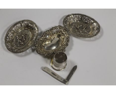 A HALLMARK SILVER ITEMS TO INCLUDE A MOTHER OF PEARL KNIFE, A THIMBLE AND A PIN DISH. TOGETHER WITH TWO WHITE METAL PIN DISHE