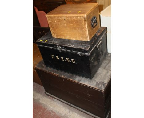 A LARGE WOODEN TRUNK TOGETHER WITH A METAL TRUNK AND ANOTHER 