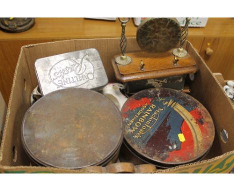 A QUANTITY OF COLLECTABLES TO INCLUDE VINTAGE TINS BY MACKINTOSH AND BLUEBIRD, A WOODEN LEAF SHAPED BOARD, DINNER GONG, SALTE