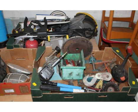 A QUANTITY OF ASSORTED TOOLS TO INCLUDE A CRIMPING TOOL, AIR SHEARS, ETC 