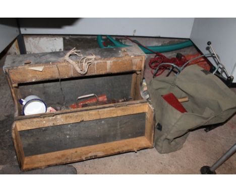 A QUANTITY OF ASSORTED TOOLS TO INCLUDE A CARPENTERS TOOL CHEST 