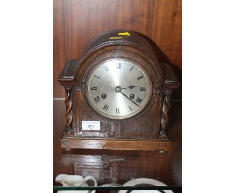AN OAK CASED MANTEL CLOCK 