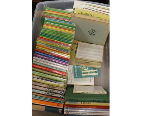 A BOX OF ASSORTED CHILDREN'S BOOKS TO INCLUDE THOMAS THE TANK ENGINE 