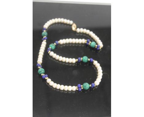 A PEARL AND COLOURED STONE NECKLACE WITH YELLOW METAL FITTINGS, CLASP STAMPED 14K