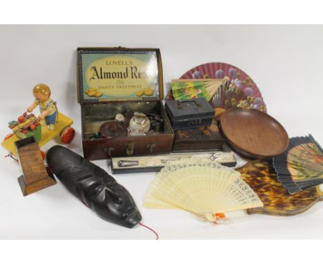 A QUANTITY OF COLLECTABLES TO INCLUDE A VINTAGE WOODEN PULL-A-LONG TOY, LIGHTER, RAZOR, ETC 