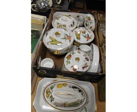 A QUANTITY OF ROYAL WORCESTER EVESHAM TEA AND DINNER WARE TO INCLUDE TUREENS 