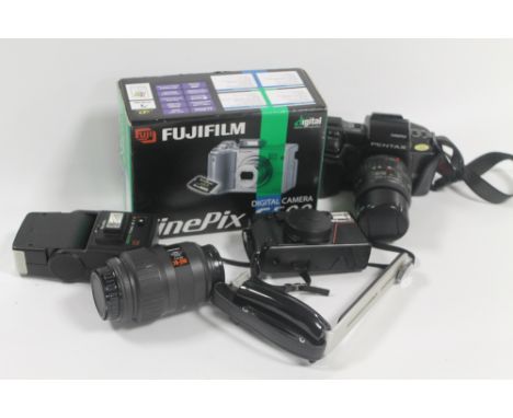A QUANTITY OF ASSORTED CAMERAS TO INCLUDE A PENTAX SFX, A NIKON L35, ETC TOGETHER WITH VARIOUS ACCESSORIES TO INCLUDE A PENTA