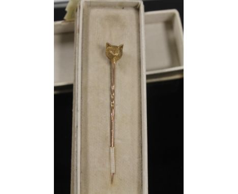 A YELLOW METAL FOX HEAD STICK PIN 