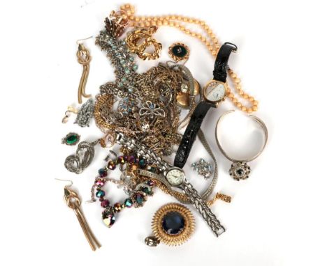 A quantity of jewellery including a bloodstone and pearl brooch (a.f.); a Victorian Scottish brooch with quartz inset (a.f.);