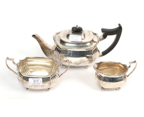 A three piece silver tea service, Edward Barnard &amp; Sons, London 1917/18, the teapot 28.5cm long, 34.1ozt (3) 