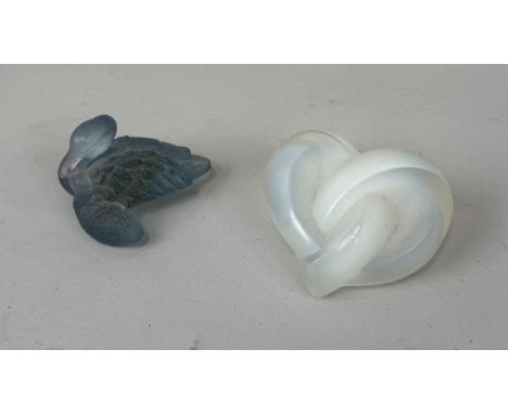 A LALIQUE ENTWINED HEART PAPERWEIGHT ALONG WITH DAUM DUCKSLargest 7cm L