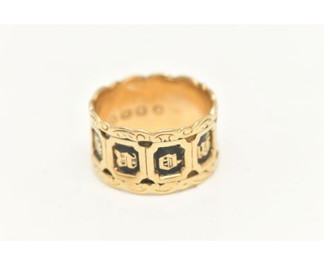 AN EARLY VICTORIAN 18CT GOLD ENAMEL MOURNING RING, the wide band with black enamel panels reading 'In Memory', hallmarked 18c