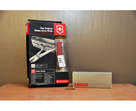 2 SWISS ARMY KNIVES