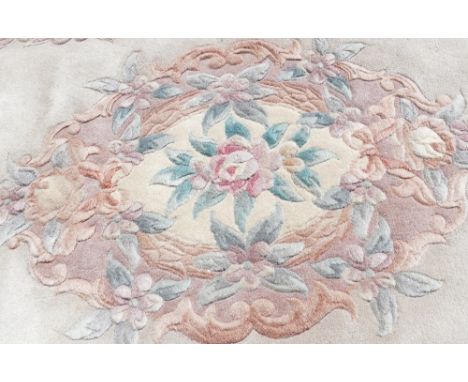 Large Floral Decorated Tassled Carpet rug: 210cm x 121cm 