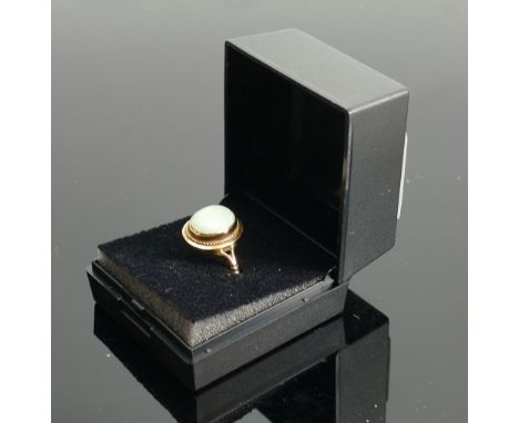 9ct gold ladies single stone opal ring: size N, 2.7g. 