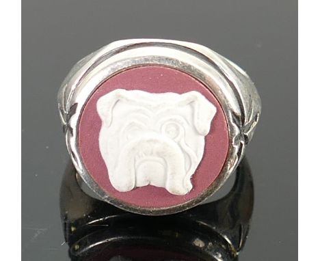 Silver crimson Wedgwood jasperware bulldog ring: size K, 9.4g. 