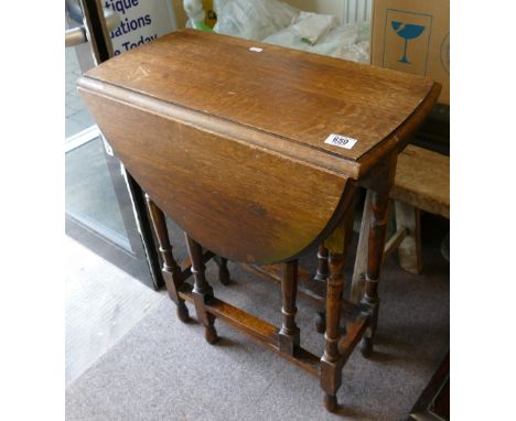 Small Oak Gate Leg Table: 