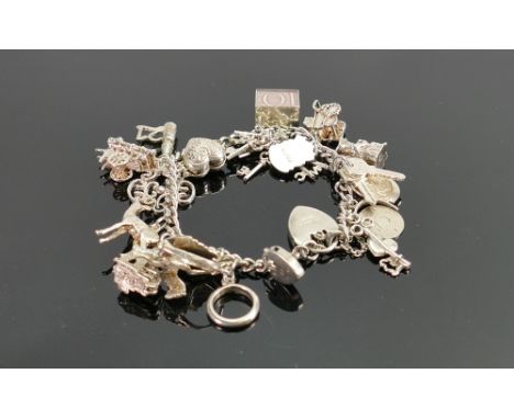 Vintage silver charm bracelet: 55g. 