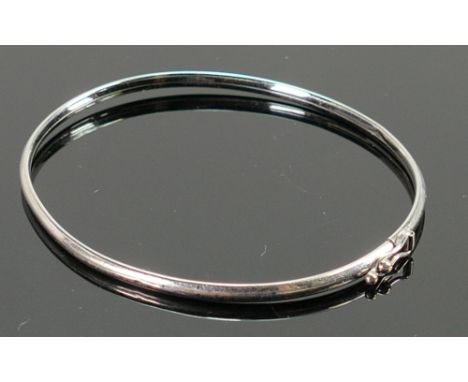 9ct hallmarked white gold ladies bangle: Weight 2.9g, internal measurements 58mm x 56mm appx. 
