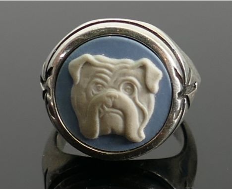 Silver blue Wedgwood jasperware bulldog ring: size K/L, 9.7g. 