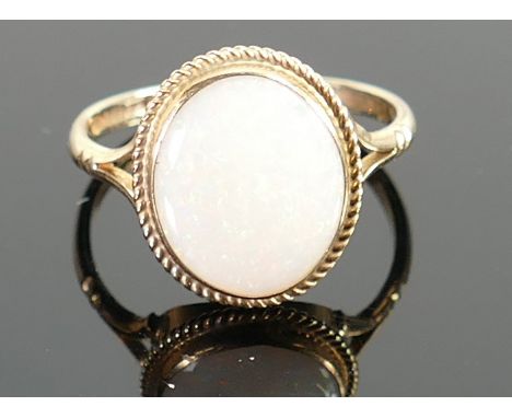 9ct hallmarked gold opal set ring: Size M, 1.8g. 